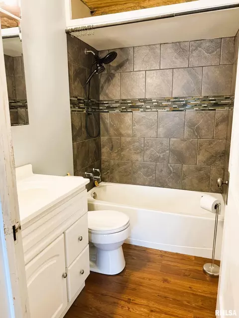 Bath - 2336 S 11th St, Springfield, IL 62702 photo 1 of 4