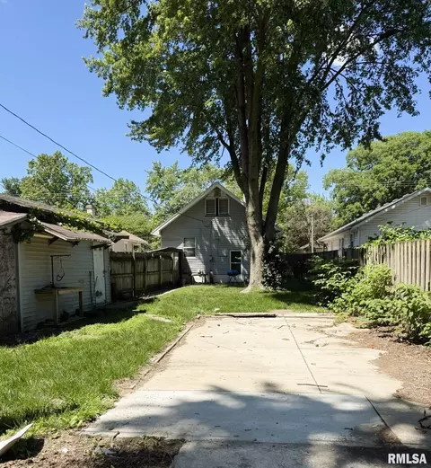 Exterior - 2336 S 11th St, Springfield, IL 62702 photo 4 of 5
