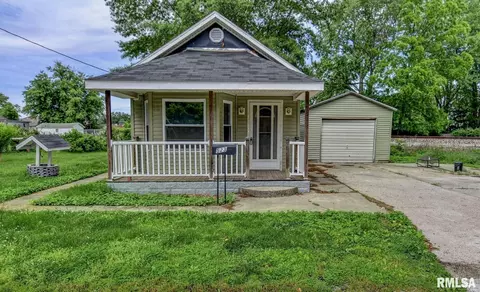 523 S Walnut St, Taylorville, IL 62568