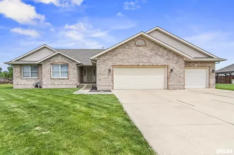 107 Lilac Ln, Chatham, IL 62629