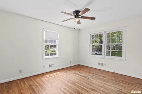 Bedroom - 924 Westview Dr, Springfield, IL 62704 photo 1 of 8