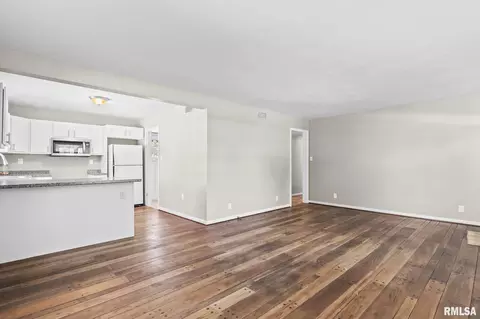 Living - 924 Westview Dr, Springfield, IL 62704 photo 3 of 4