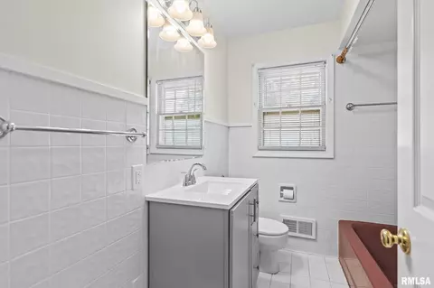 Bath - 924 Westview Dr, Springfield, IL 62704 photo 2 of 2