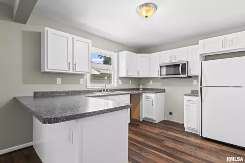 Kitchen - 924 Westview Dr, Springfield, IL 62704 photo 1 of 2