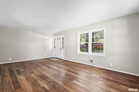 Living - 924 Westview Dr, Springfield, IL 62704 photo 2 of 4