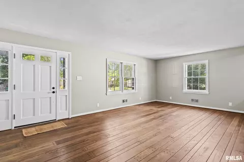 Living - 924 Westview Dr, Springfield, IL 62704 photo 1 of 4
