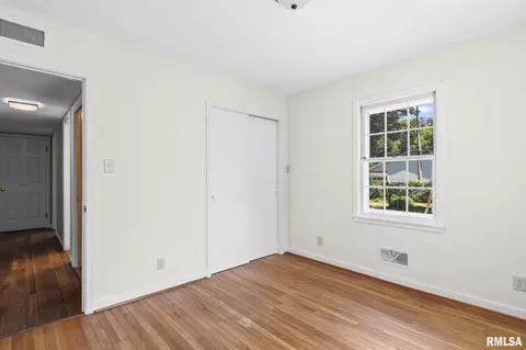 Bedroom - 924 Westview Dr, Springfield, IL 62704 photo 5 of 8
