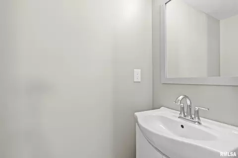 Bath - 924 Westview Dr, Springfield, IL 62704 photo 1 of 2
