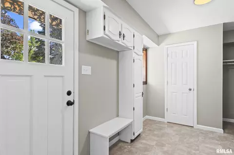 Entry Way - 924 Westview Dr, Springfield, IL 62704 photo 3 of 3