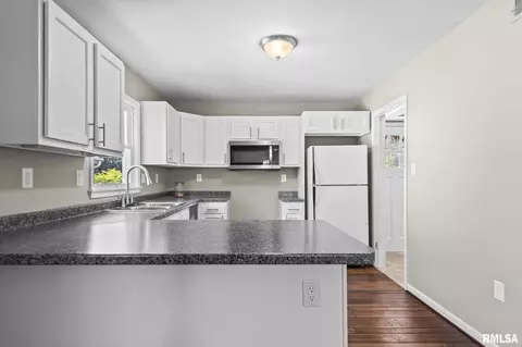 Kitchen - 924 Westview Dr, Springfield, IL 62704 photo 2 of 2