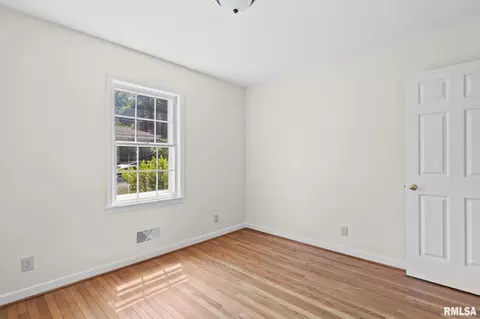 Bedroom - 924 Westview Dr, Springfield, IL 62704 photo 6 of 8