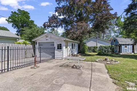 Exterior - 924 Westview Dr, Springfield, IL 62704 photo 6 of 7