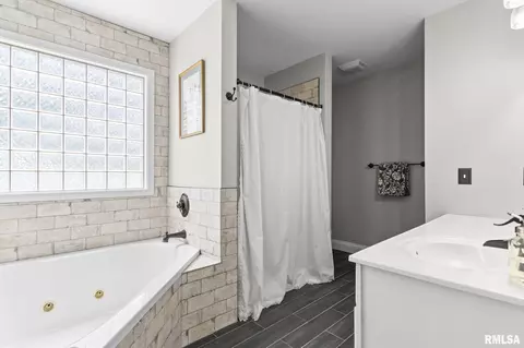 Bath - 2413 Gander Rd, Springfield, IL 62711 photo 1 of 3