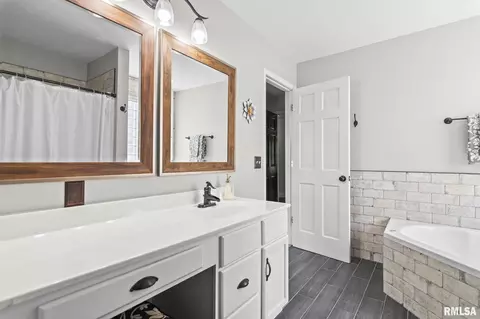 Bath - 2413 Gander Rd, Springfield, IL 62711 photo 2 of 3