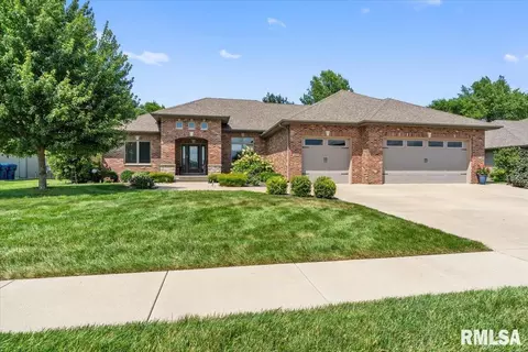 1809 Forest Glen St, Chatham, IL 62629