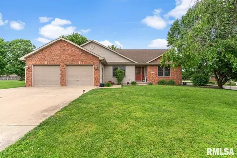 18920 Perry Dr, Virden, IL 62690