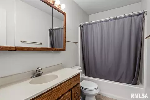 Bath - 3329 Rawlings Dr, Springfield, IL 62704 photo 2 of 2