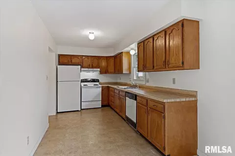 Kitchen - 3329 Rawlings Dr, Springfield, IL 62704 photo 1 of 2