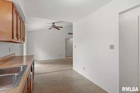 Entry Way - 3329 Rawlings Dr, Springfield, IL 62704 photo 2 of 2