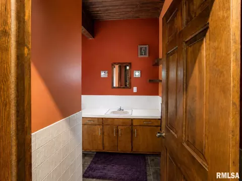 Bath - 7750 Pine Bluff Rd, Morris, IL 60450 photo 1 of 2