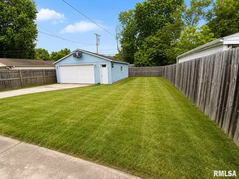 Exterior - 1721 N 21st St, Springfield, IL 62702 photo 2 of 3