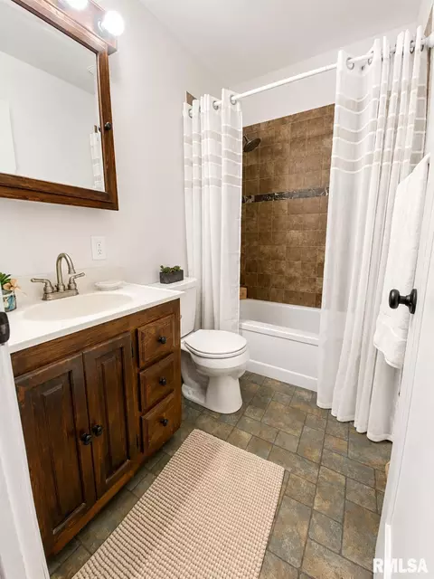 Bath - 1721 N 21st St, Springfield, IL 62702 photo 1 of 2