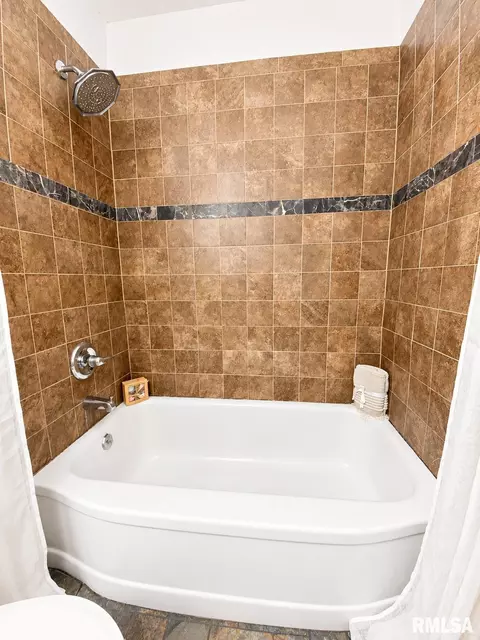 Bath - 1721 N 21st St, Springfield, IL 62702 photo 2 of 2