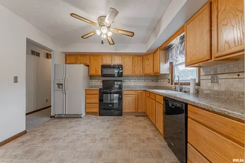 Kitchen - 408 S Eastern Ave, Minier, IL 61759 photo 1 of 2