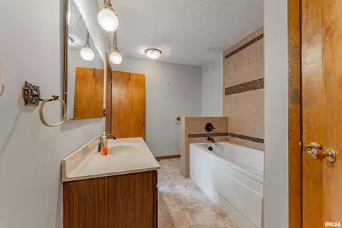Bath - 408 S Eastern Ave, Minier, IL 61759 photo 2 of 3