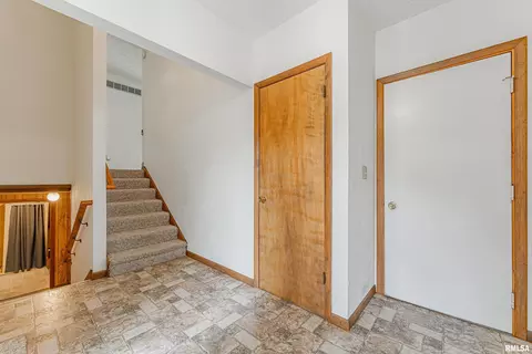 Entry Way - 408 S Eastern Ave, Minier, IL 61759 photo 1 of 2