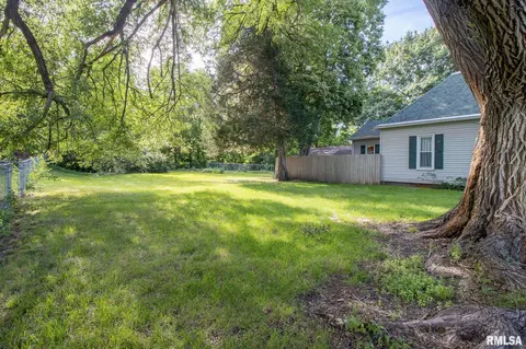 Exterior - 300 N Harshbarger St, Abingdon, IL 61410 photo 5 of 5