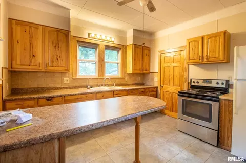Kitchen - 300 N Harshbarger St, Abingdon, IL 61410 photo 2 of 2