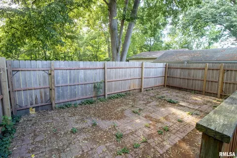 Exterior - 300 N Harshbarger St, Abingdon, IL 61410 photo 3 of 5