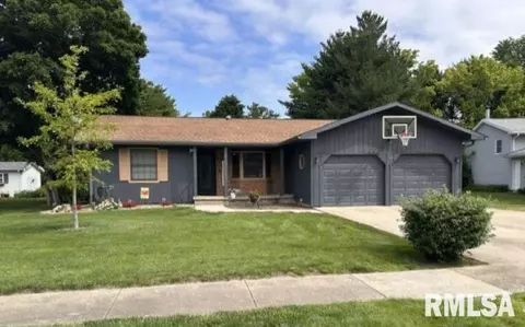 12 Aaron Dr, Jacksonville, IL 62650