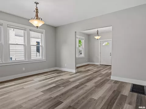 Living - 1519 Spring St, Springfield, IL 62704 photo 6 of 6