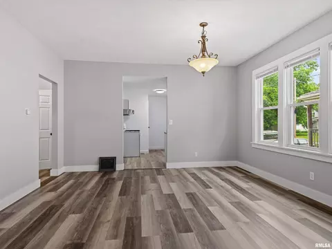 Living - 1519 Spring St, Springfield, IL 62704 photo 5 of 6