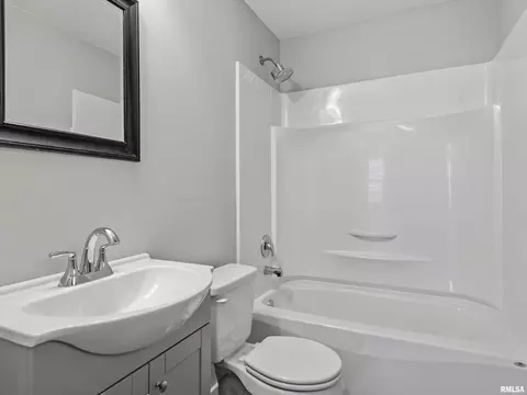 Bath - 1519 Spring St, Springfield, IL 62704 photo 1 of 1
