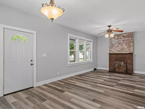 Living - 1519 Spring St, Springfield, IL 62704 photo 2 of 6