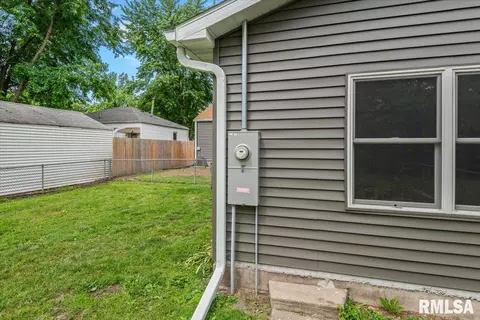 Exterior - 3144 S 5th St, Springfield, IL 62703 photo 9 of 10