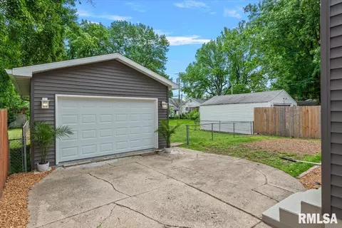 Exterior - 3144 S 5th St, Springfield, IL 62703 photo 8 of 10