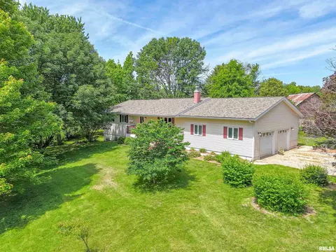 2 Hickory Ln, Carlinville, IL 62626