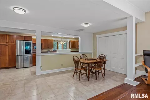 Dining - 3104 S 3rd St, Springfield, IL 62703 photo 1 of 1