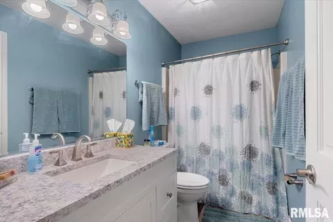 Bath - 6808 Ninebark Dr, Springfield, IL 62712 photo 2 of 3