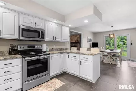 Kitchen - 6808 Ninebark Dr, Springfield, IL 62712 photo 3 of 3