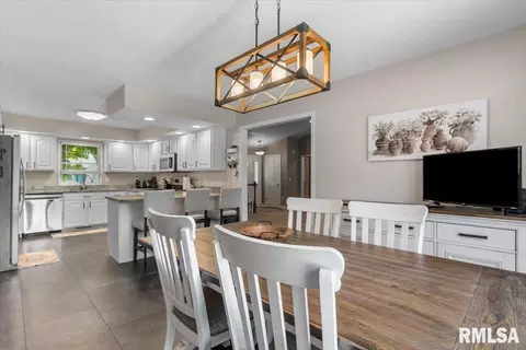 Dining - 6808 Ninebark Dr, Springfield, IL 62712 photo 1 of 2