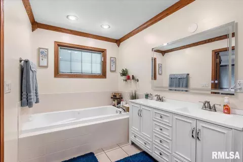 Bath - 6808 Ninebark Dr, Springfield, IL 62712 photo 1 of 3