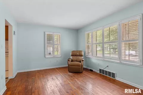 Living - 2424 Holmes Ave, Springfield, IL 62704 photo 1 of 2
