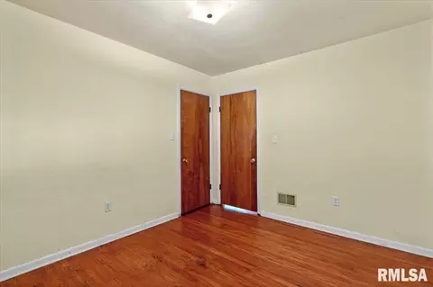 Bedroom - 2424 Holmes Ave, Springfield, IL 62704 photo 2 of 9