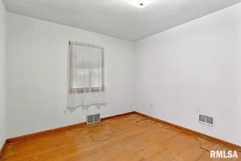 Bedroom - 2424 Holmes Ave, Springfield, IL 62704 photo 6 of 9