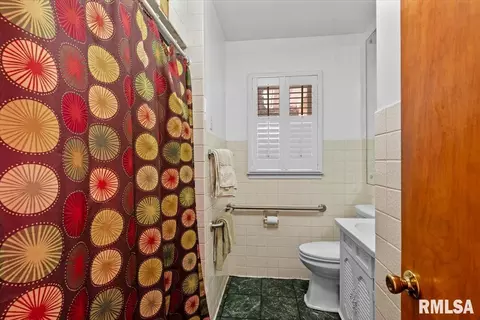 Bath - 2424 Holmes Ave, Springfield, IL 62704 photo 1 of 2